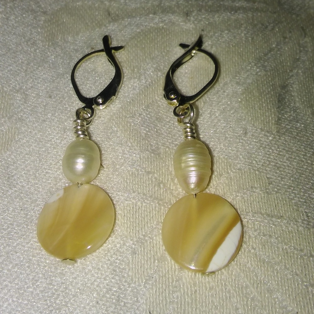 Aretes hechos a mano con perla de rio y madreperla